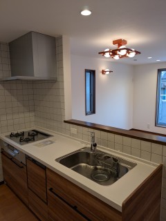 キッチンと洗面台にタイル張り！