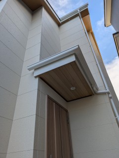 軒天と玄関まわりにワンポイント！