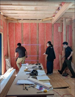 現場の打ち合わせとアイディールの高断熱の仕様を構成するグラスウール！